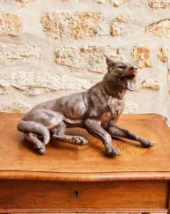 Alix, le chien allongé en métal n°987