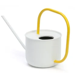 Arrosoir blanc et jaune