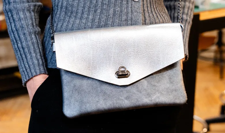 Atelier - pochette en cuir - paris