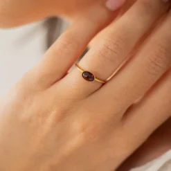 Bague réglable dorée - mini grenat