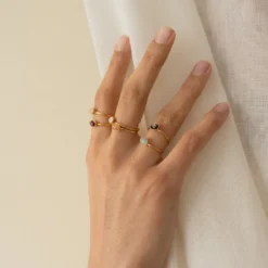 Bague réglable dorée - mini grenat