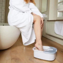 Bain de pieds massant par bouillonnement et vibrations