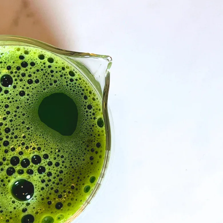 Bol à matcha avec bec verseur