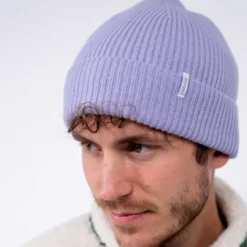 Bonnet en laine d'agneau lilas