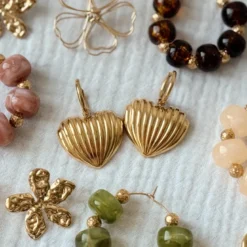 Boucles d'oreilles créoles dorées en acier inoxydable avec pendentif cœur lova
