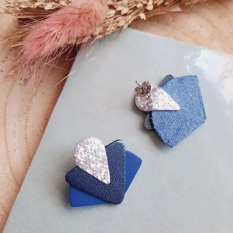Boucles d’oreilles graphiques art déco bleu klein