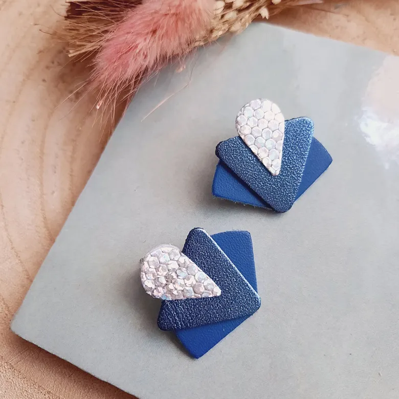 Boucles d’oreilles graphiques art déco bleu klein