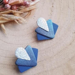 Boucles d’oreilles graphiques art déco bleu klein
