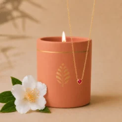 Bougie-bijou avec collier cœur rouge - cadeau
