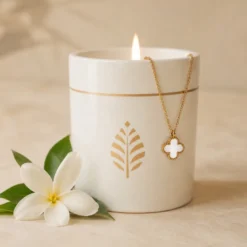 Bougie-bijou avec collier fleur blanche nacrée & cristal