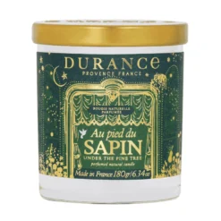Bougie parfumée au pied du sapin