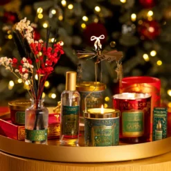 Bougie parfumée au pied du sapin