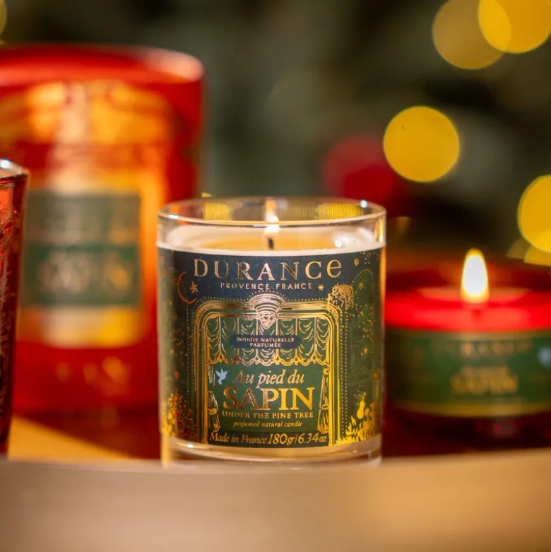 Bougie parfumée au pied du sapin