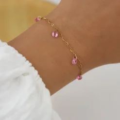 Bracelet fin avec breloques strass roses