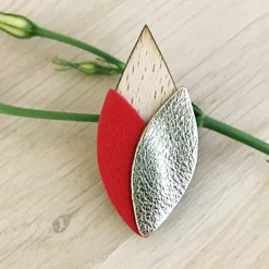 Broche en bois et cuir tulipe rouge