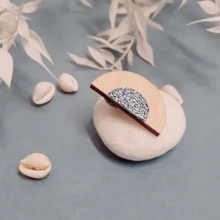 Broche en bois mini lune sirène