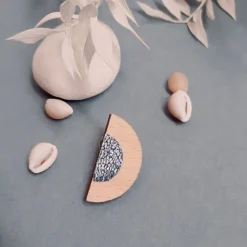 Broche en bois mini lune sirène