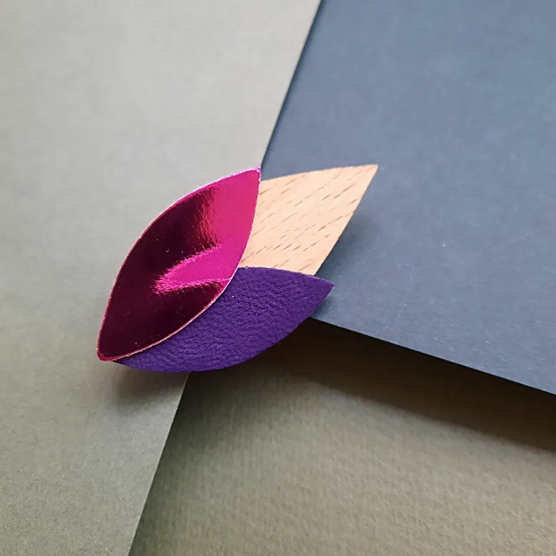 Broche en bois tulipe fuchsia