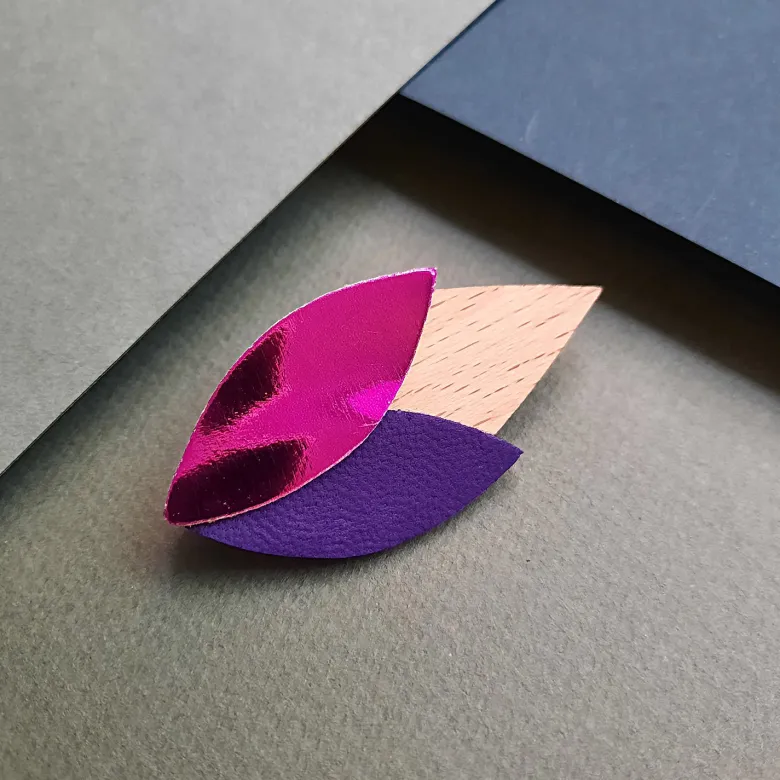 Broche en bois tulipe fuchsia