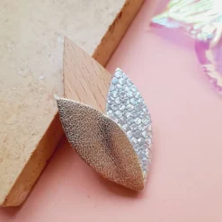 Broche en bois tulipe glacial