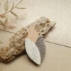 Broche en bois tulipe ivoire