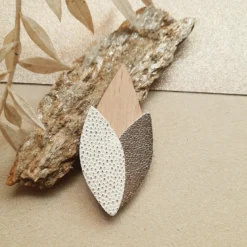 Broche en bois tulipe ivoire