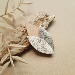 Broche en bois tulipe ivoire
