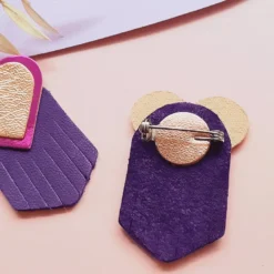 Broche en cuir coeur ex-voto fuchsia