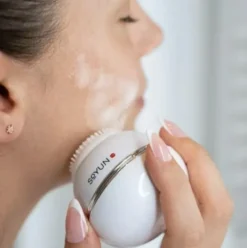 Brosse visage nettoyante et exfoliante
