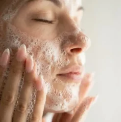 Brosse visage nettoyante et exfoliante