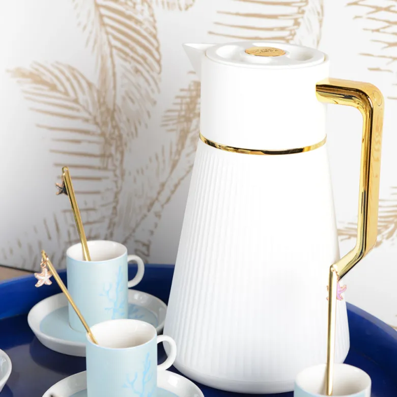 Cafetière blanche avec anse dorée 1l