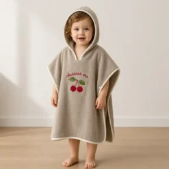 Cape de bain bébé à capuche, éponge 70 x 70 cm, broderie cerise
