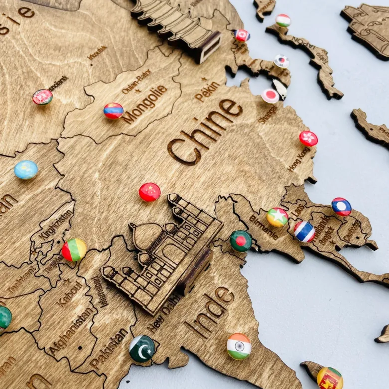 Carte du monde en bois 2d foncée l