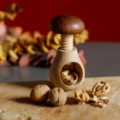 Casse-noix champignon en bois