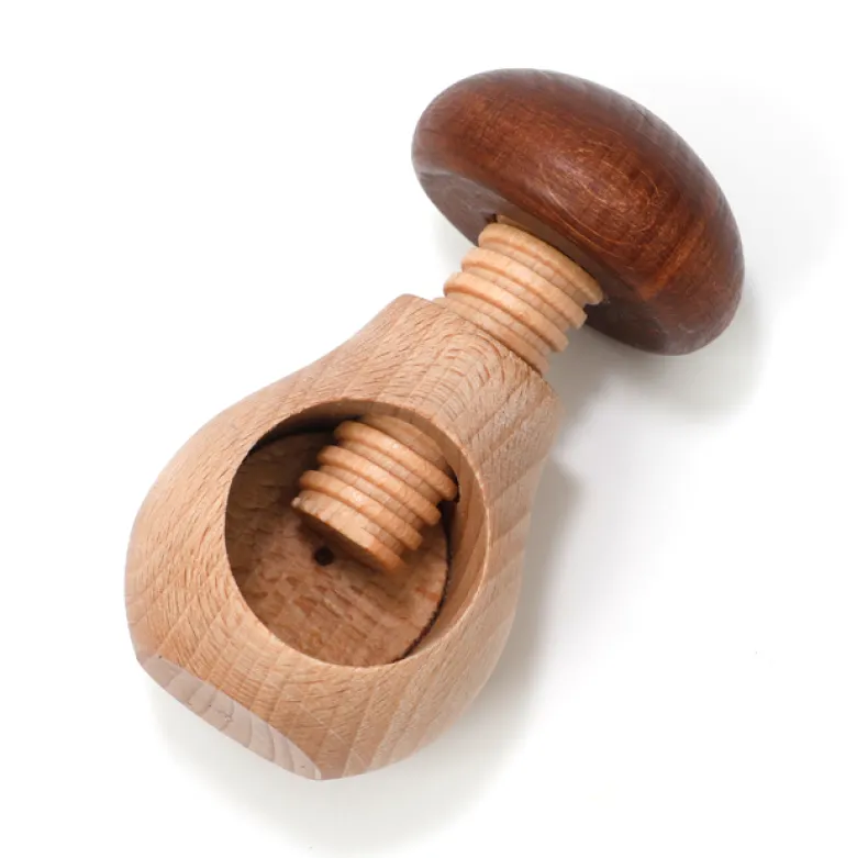 Casse-noix champignon en bois