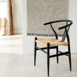 2 chaises noires assise tissée en mindi