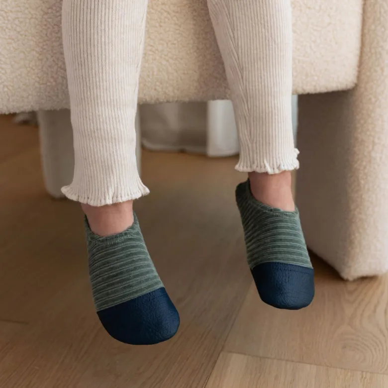 Chaussons les petits velours gris vert (pointures 18-20)