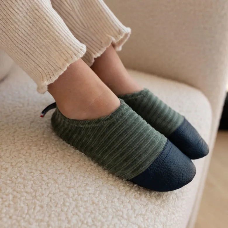 Chaussons les petits velours gris vert (pointures 18-20)