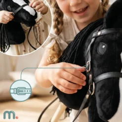 Cheval à bâton hobby horse en bois et peluche mamabrum noir dès 3 ans 68 cm