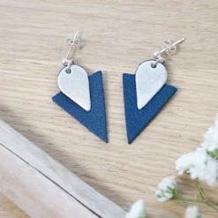 Clous d'oreille triangle en cuir marine