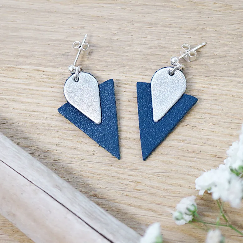 Clous d'oreille triangle en cuir marine