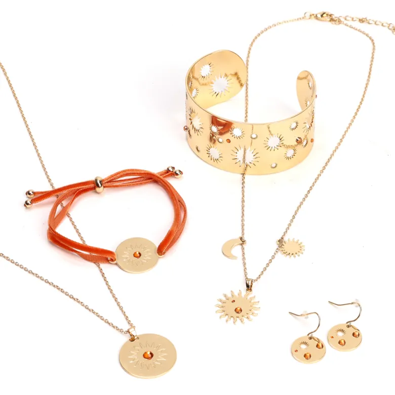 Collier breloques Soleil artisanal en acier inoxydable doré et perles de verre