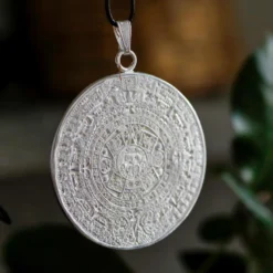 Collier calendrier aztèque