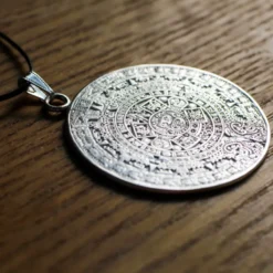 Collier calendrier aztèque