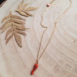 Collier doré avec charms piment rouge