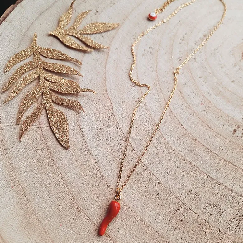 Collier doré avec charms piment rouge