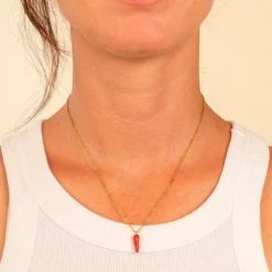 Collier doré avec charms piment rouge