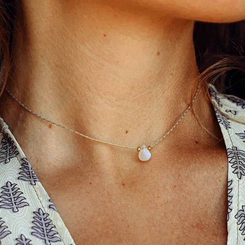 Collier pierre de lune taillée en forme de goutte