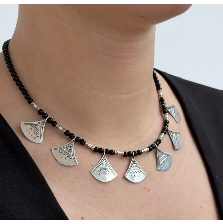Collier shat shat touareg en argent et perles – bijou traditionnel