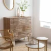 Commode en bois de manguier sculpté